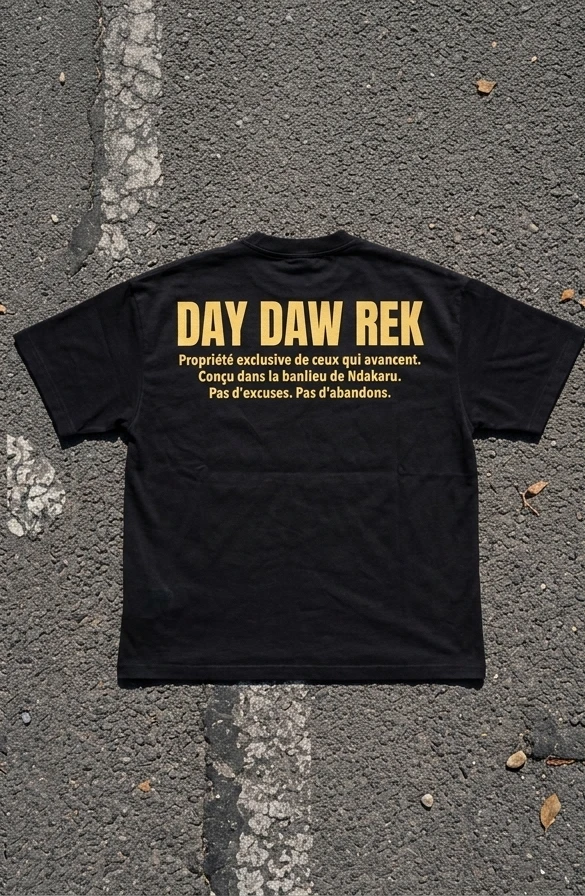 Dos du T-shirt noir DAY DAW REK et ses trois lignes de texte officiel